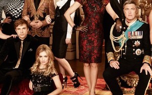 'Nữ hoàng' Liz Hurley và một hoàng gia đầy cảnh nóng